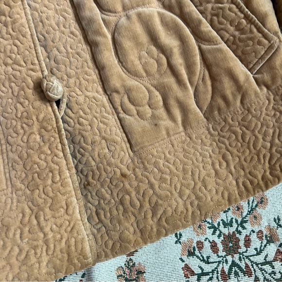 1970s Vintage Quilted Velvet Tan Jacket - Picture 5 of 9